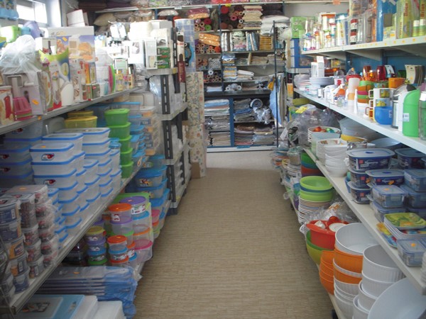 Oltre a contenitori di plastica sono presenti articoli di giardinaggio quali vasi, sacchetti, terriccio